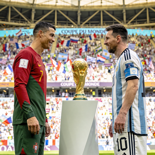 Ronaldo et Messi qui regardent la coupe du monde